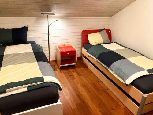 um quarto com duas camas e um candeeiro em Engelberg, Renovated Chalet in Wonderful Location em Engelberg