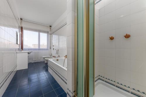 ein Badezimmer mit einer Badewanne, einem Waschbecken und einem WC in der Unterkunft Casa da Suite Superba in Mailand