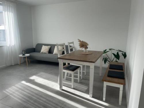 a living room with a table and a couch at Ferienwohnung Kissel in den Weinbergen 