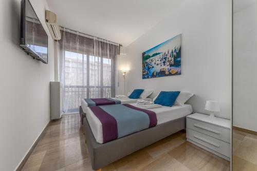 ein Schlafzimmer mit einem großen Bett und einem TV in der Unterkunft Casa da Suite Superba in Mailand