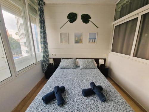 ein Schlafzimmer mit einem Bett mit Schleifen drauf in der Unterkunft Sunny Torremolinos Centro in Torremolinos