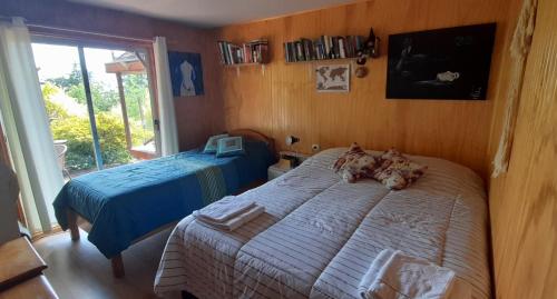 プコンにあるSaida Room Villarrica, arriendo habitacionesのベッドルーム(ベッド1台、窓付)