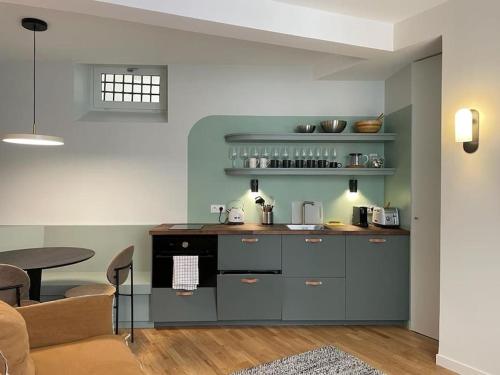 - une cuisine avec un comptoir et une table dans une pièce dans l'établissement Marais - Quiet one-bedroom decorated with taste, à Paris