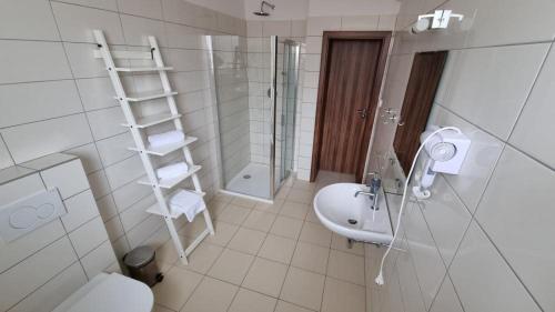 KozÃ¡rovice的住宿－Vilas & Wellness Resort Orlík，白色的浴室设有卫生间和水槽。