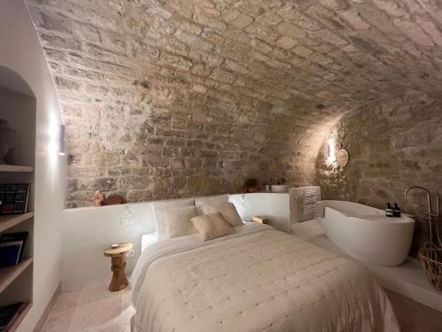 une chambre avec un grand lit et une baignoire dans l'établissement Marais - Unique duplex decorated with taste, à Paris