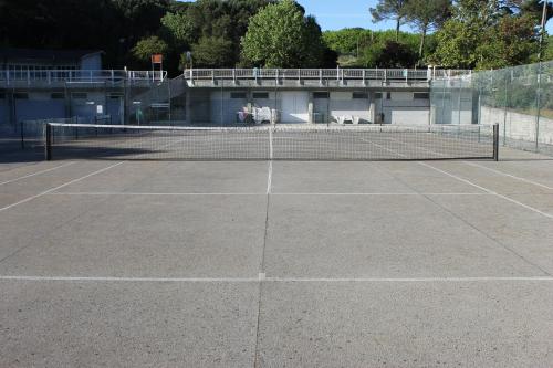 Tenis dan/atau kemudahan skuasy di Hotel Senhora do Castelo atau berdekatan