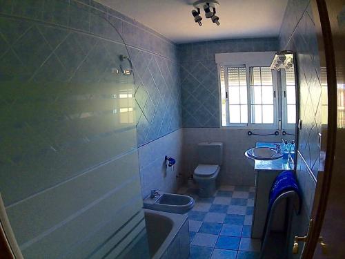 y baño con bañera, aseo y lavamanos. en Villa Pilara en Brunete