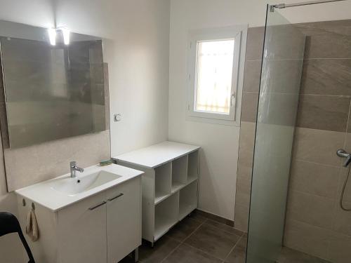 une salle de bain blanche avec un lavabo et une douche dans l'établissement Villa VALLON PONT D'ARC Chemin du Rieusset Salavas classée 3 étoiles, à Salavas