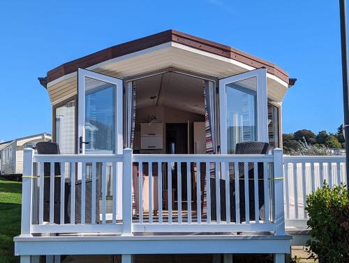 Rõdu või terrass majutusasutuses Lovely and Bright Caravan Haven Littlesea with views across the Fleet Lagoon