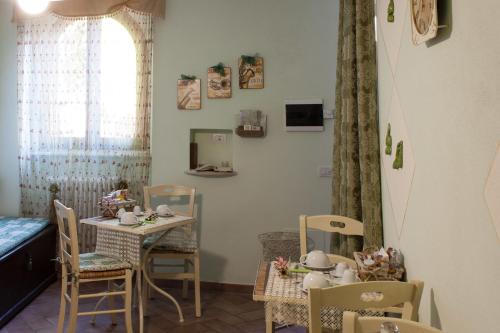una piccola sala da pranzo con tavolo e sedie di B&B Il sogno del musicista a Montalcino