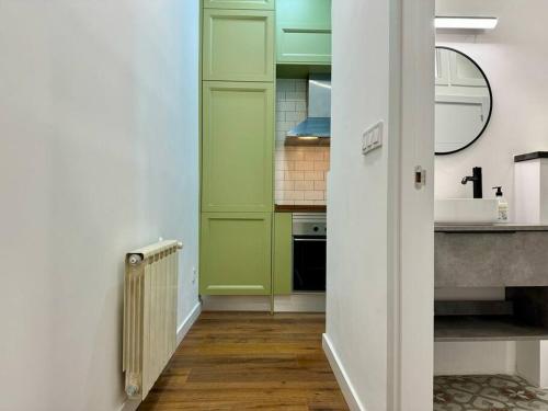 - une cuisine avec des placards verts et un évier dans l'établissement Cozy Beautiful flat City Center, à Madrid