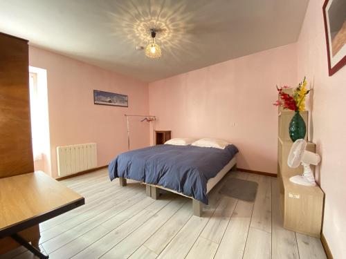 Giường trong phòng chung tại Les Palanges, gite Aveyronnais