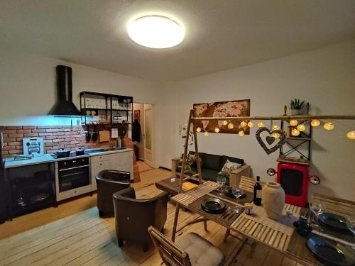 Una sala de estar con una mesa y una cocina. en Altstadtblick Altenburg, en Altemburgo