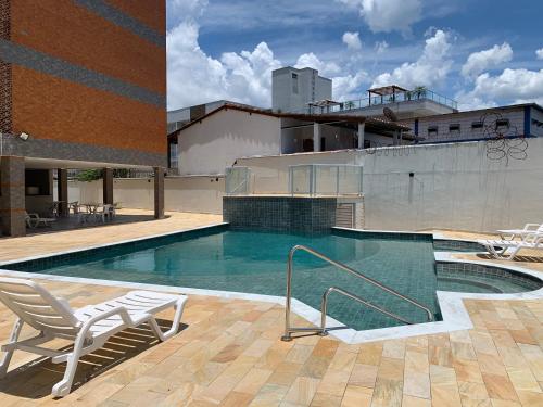 a swimming pool on the roof of a building at Apartamento no Itagua - Ubatuba in Ubatuba