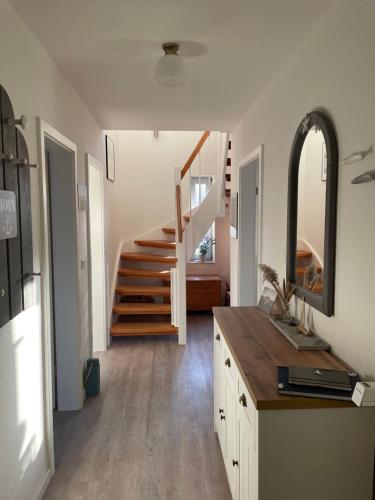 een kamer met een trap en een aanrecht met een wastafel bij Haus Sommerwind; Wohnung 3 in Sankt Peter-Ording