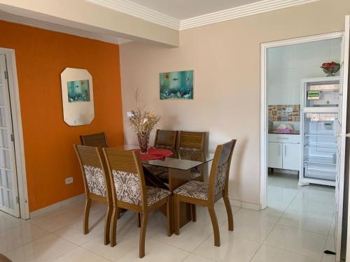 a dining room with a table and chairs at Apartamento no Itagua - Ubatuba in Ubatuba