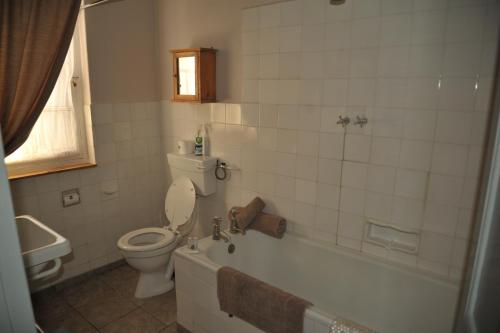 Ένα μπάνιο στο Melton Wold Guest Farm