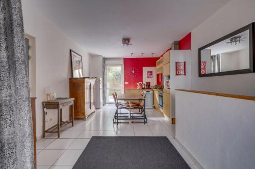 Η κουζίνα ή μικρή κουζίνα στο Charming townhouse with terrace