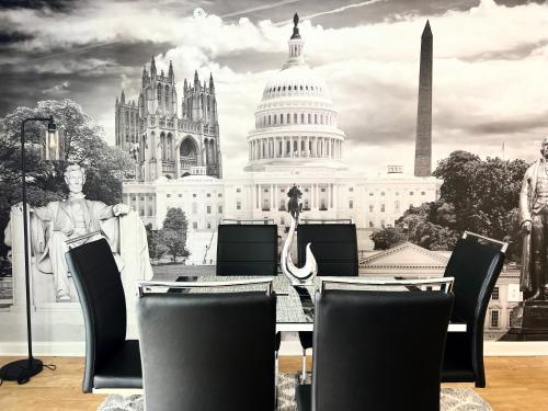 een zwart-witte foto van het US Capitol gebouw bij Cityscape in the heart of Ballston in Arlington