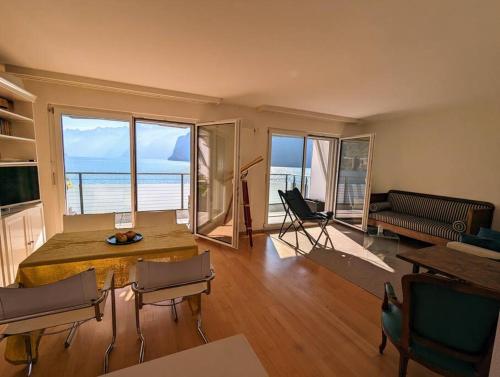een woonkamer met uitzicht op de oceaan bij Lake Lucerne Paradise apartment in Brunnen