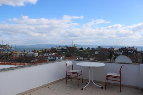 - Balcón con vistas, mesa y 2 sillas en Trekios Pansiyon & Cafe en Eceabat
