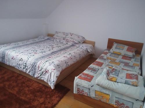 2 nebeneinander sitzende Betten in einem Schlafzimmer in der Unterkunft Cabana Speranta in Porumbacu de Sus