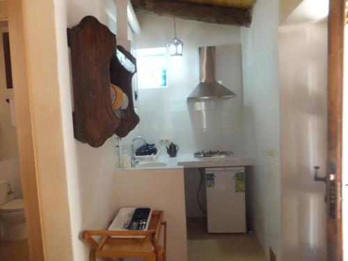 eine kleine Küche mit einer Spüle und einer Theke in der Unterkunft Río Mundo Alojamiento Rural in Riópar