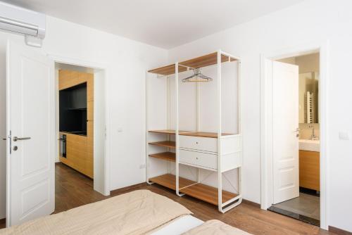 貝爾格勒的住宿－Tim 3，卧室设有白色墙壁和白色衣柜。