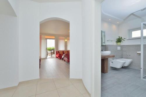 扎達爾的住宿－Villa Dalmatina Zadar mit Pool，客房内设有带水槽和卫生间的浴室