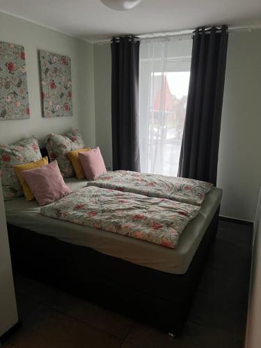 a bed in a room with a window at Ferienwohnung Bergstübchen in Ochtrup
