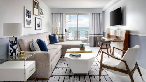 Ruang duduk di Cadillac Hotel & Beach Club, Autograph Collection