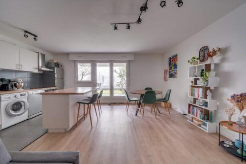 a kitchen and dining room with a table and chairs at Pleasant flat in Bordeaux with terrace and parking in Bordeaux