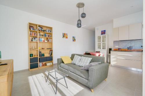 a living room with a couch and a kitchen at Lovely house Bordeaux Cenon with garden in Cenon