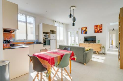 een keuken en een woonkamer met een tafel en stoelen bij Lovely house Bordeaux Cenon with garden in Cenon