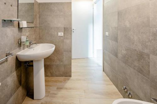 a bathroom with a sink and a toilet at L'ANFORA DELLE MURELLE in Torre di Montalto