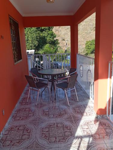 a patio with a table and chairs on a balcony at Casa Bela vista São José in Piranhas