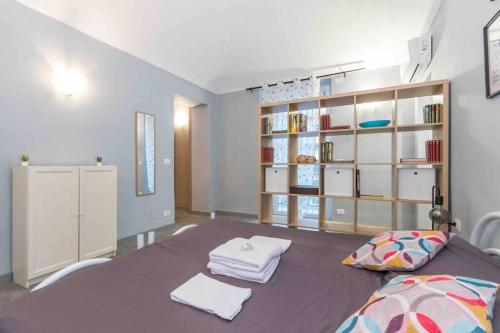 um quarto com uma cama com duas toalhas em [Suite della Mole] Torino-Downtown em Turim