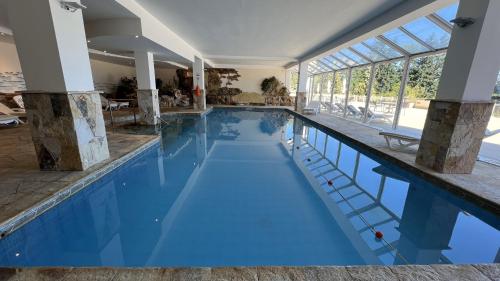 uma piscina com água azul numa casa em Huinid Bustillo Cabañas em San Carlos de Bariloche