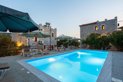 La alberca dentro o cerca de Mani SeaStone Luxury Villas - Escape by the Pool