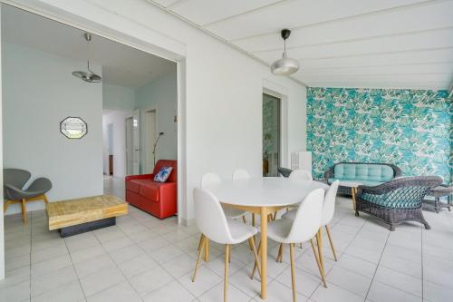 a living room with a white table and chairs at Jolie maison au Bouscat avec jardin in Le Bouscat