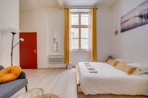 une chambre avec un grand lit et un canapé dans l'établissement Charming hypercentre apartment Bordeaux, à Bordeaux