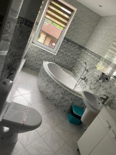 łazienka z wanną, toaletą i umywalką w obiekcie Zajazd nad Zalewem Dzibice -Pensjonat, Agroturystyka w mieście Dzibice