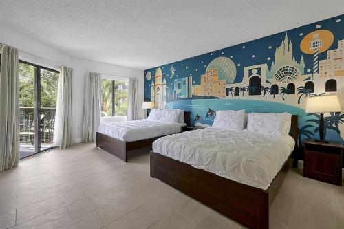 een slaapkamer met 2 bedden en een muurschildering aan de muur bij Enclave Refurbished Condo: Just 2mi to Universal! in Orlando