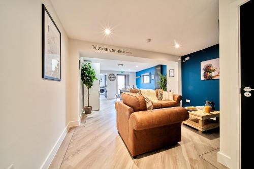 sala de estar con 2 sofás y paredes azules en Belfry House en Bristol