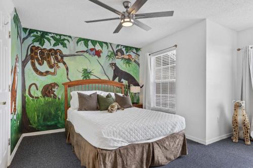1 dormitorio con 1 cama con un mural de monos en Family Home 5mi to Disney: Pool & Game Room, en Orlando