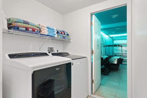 lavadora y secadora en una lavandería en Family Home 5mi to Disney: Pool & Game Room, en Orlando