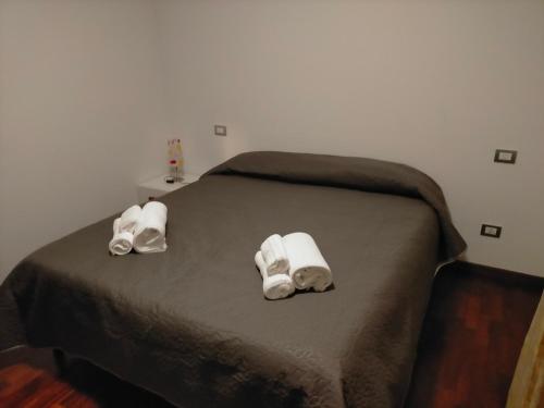 um quarto com uma cama com toalhas em Gli Angeli em Assis