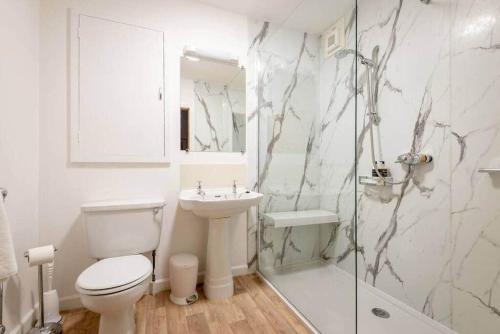 een badkamer met een toilet, een wastafel en een douche bij Greentiles - Spacious House - Extensive Garden - Convenient Location in St Andrews