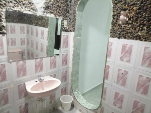 y baño con lavabo y espejo. en hotel avenida53, en Barranquilla