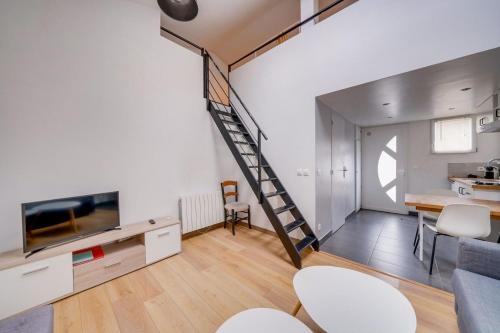 um apartamento loft com uma escada num quarto em Charmante petite maison de ville Bordeaux, Talence em Talence